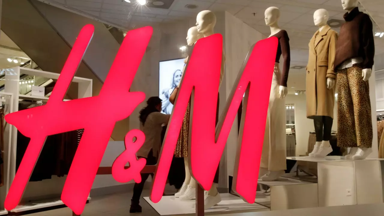 How many pieces does a regular H&M store sell per day?